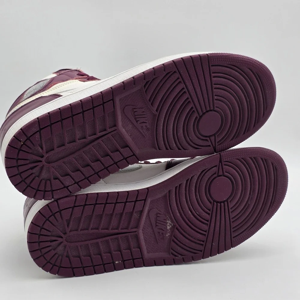 Air Jordan 1 Retro High OG‎ Men's Size 9 Bordeaux 555088-611